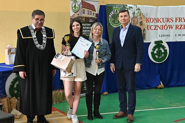 Uczniowie fryzjerskiego rzemiosła zaprezentowali umiejętności w konkursie