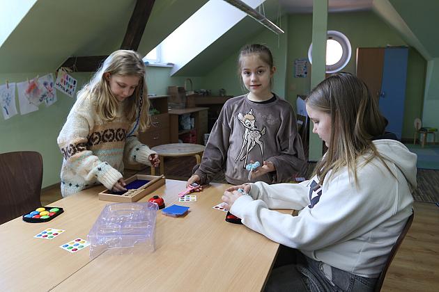 Dzieci i młodzież korzystają w ferie z ciekawych zajęć w bibliotece