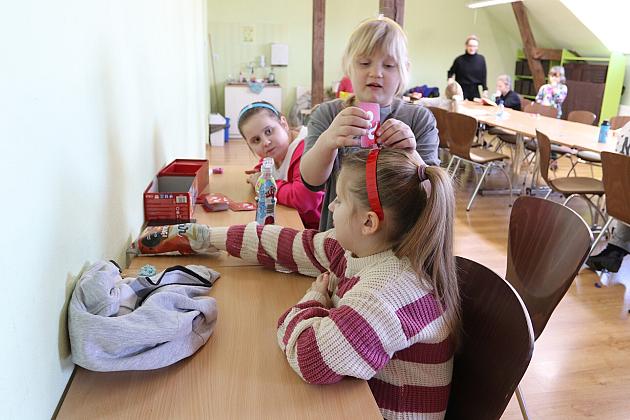 Dzieci i młodzież korzystają w ferie z ciekawych zajęć w bibliotece
