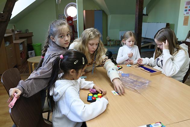 Dzieci i młodzież korzystają w ferie z ciekawych zajęć w bibliotece