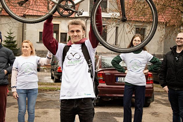 Setki kilometrów na rowerze, żeby pomóc chorej Laurze