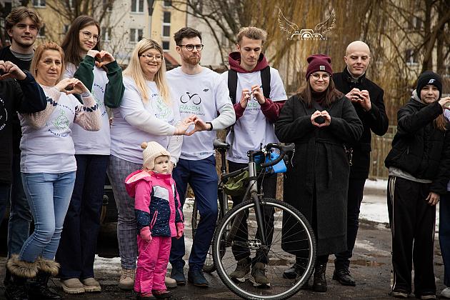 Setki kilometrów na rowerze, żeby pomóc chorej Laurze