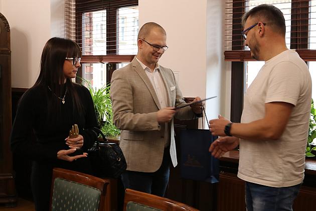 Statuetka „Serce na dłoni” w rękach zwycięzców licytacji WOŚP