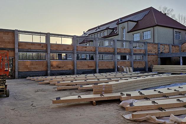 Budowana hala sportowa przy SP1 zyska zadaszenie