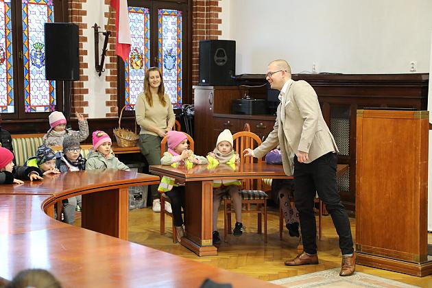 Przedszkolaki poznają pracę samorządu – wizyta w lęborskim ratuszu