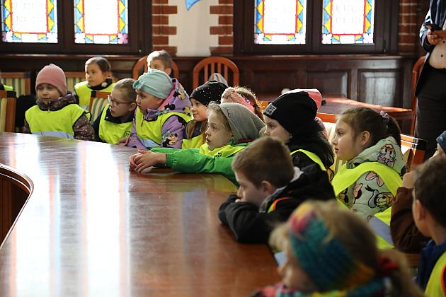 Przedszkolaki poznają pracę samorządu – wizyta w lęborskim ratuszu