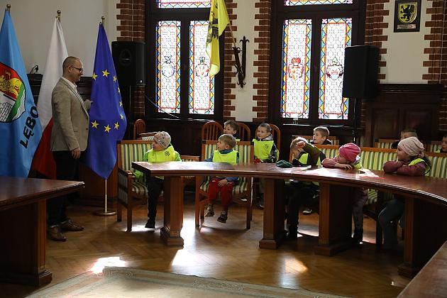 Przedszkolaki poznają pracę samorządu – wizyta w lęborskim ratuszu