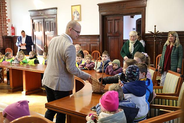 Przedszkolaki poznają pracę samorządu – wizyta w lęborskim ratuszu