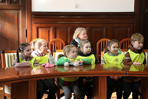 Przedszkolaki poznają pracę samorządu – wizyta w lęborskim ratuszu