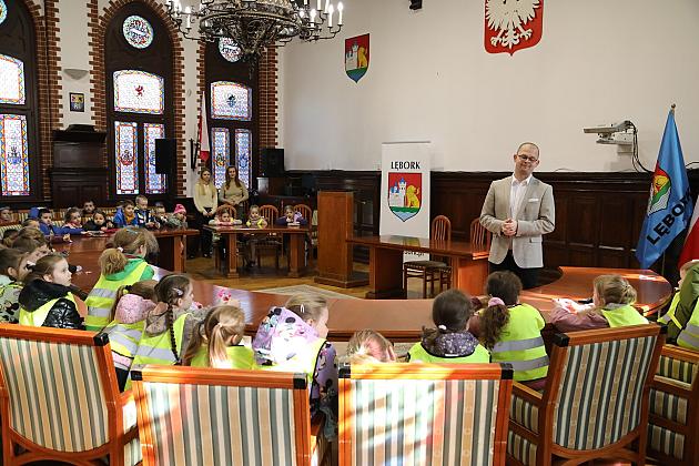 Przedszkolaki poznają pracę samorządu – wizyta w lęborskim ratuszu