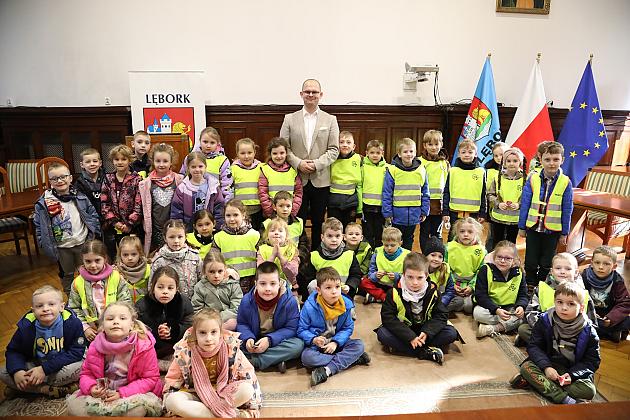 Przedszkolaki poznają pracę samorządu – wizyta w lęborskim ratuszu