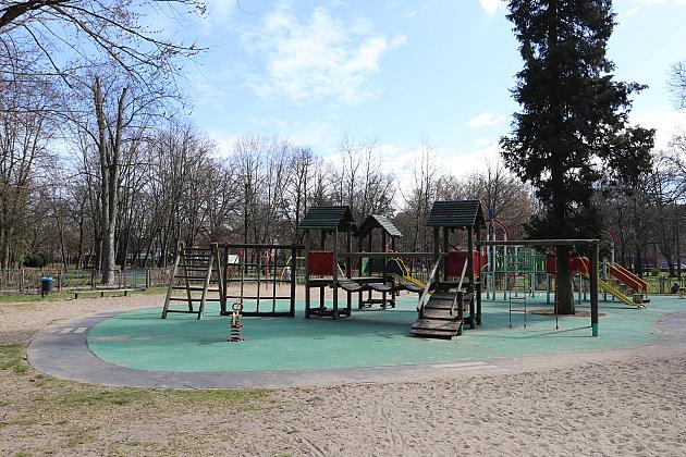 Nowe toalety przy placach zabaw – wygoda i higiena dla najmłodszych i opiekunów