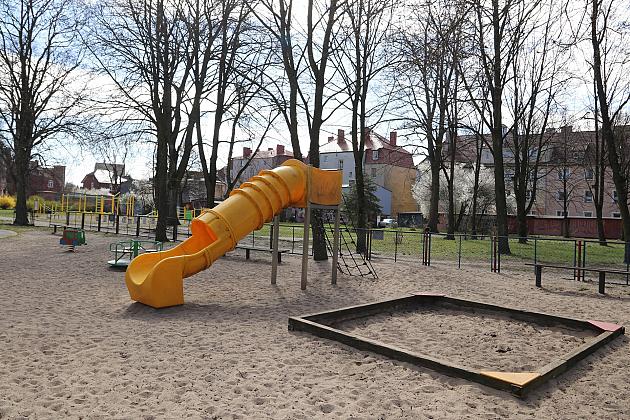 Nowe toalety przy placach zabaw – wygoda i higiena dla najmłodszych i opiekunów