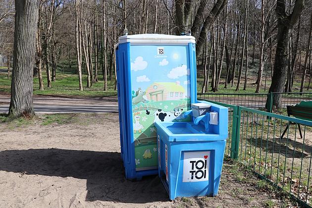 Nowe toalety przy placach zabaw – wygoda i higiena dla najmłodszych i opiekunów