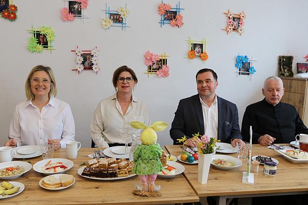 Na wielkanocnym śniadaniu z seniorami