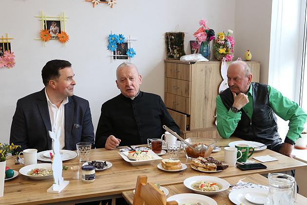 Na wielkanocnym śniadaniu z seniorami
