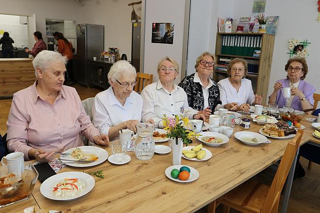 Na wielkanocnym śniadaniu z seniorami