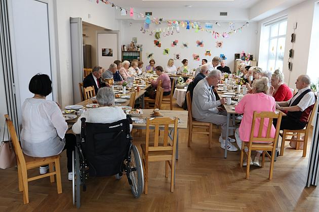 Na wielkanocnym śniadaniu z seniorami
