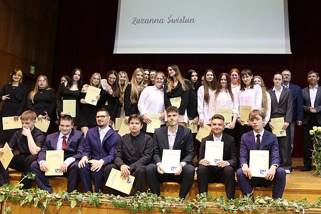 „Świat potrzebuje ludzi z pasją, z energią, z marzeniami. Ludzi takich, jak Wy” - z udziałem burmistrza Lęborka uroczyste pożegnanie abiturientów II Liceum Ogólnokształcącego