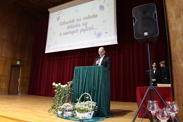 „Świat potrzebuje ludzi z pasją, z energią, z marzeniami. Ludzi takich, jak Wy” - z udziałem burmistrza Lęborka uroczyste pożegnanie abiturientów II Liceum Ogólnokształcącego