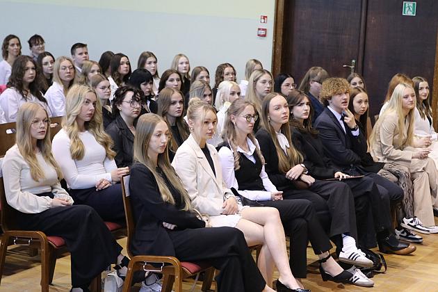 „Świat potrzebuje ludzi z pasją, z energią, z marzeniami. Ludzi takich, jak Wy” - z udziałem burmistrza Lęborka uroczyste pożegnanie abiturientów II Liceum Ogólnokształcącego