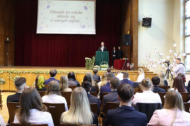 „Świat potrzebuje ludzi z pasją, z energią, z marzeniami. Ludzi takich, jak Wy” - z udziałem burmistrza Lęborka uroczyste pożegnanie abiturientów II Liceum Ogólnokształcącego