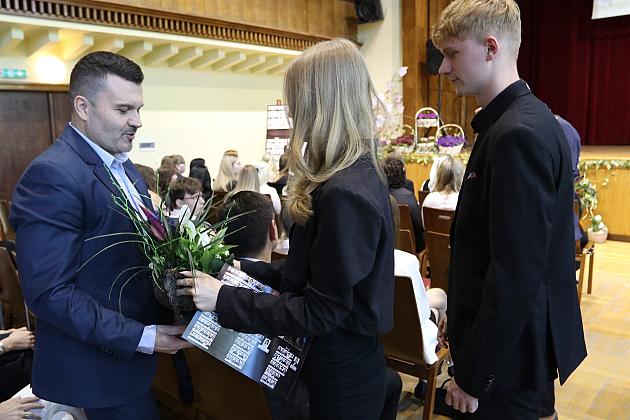 „Świat potrzebuje ludzi z pasją, z energią, z marzeniami. Ludzi takich, jak Wy” - z udziałem burmistrza Lęborka uroczyste pożegnanie abiturientów II Liceum Ogólnokształcącego