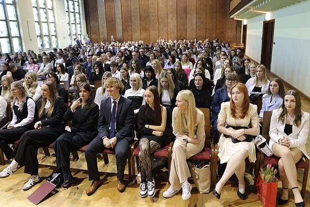 „Świat potrzebuje ludzi z pasją, z energią, z marzeniami. Ludzi takich, jak Wy” - z udziałem burmistrza Lęborka uroczyste pożegnanie abiturientów II Liceum Ogólnokształcącego