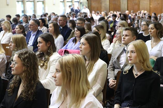 „Świat potrzebuje ludzi z pasją, z energią, z marzeniami. Ludzi takich, jak Wy” - z udziałem burmistrza Lęborka uroczyste pożegnanie abiturientów II Liceum Ogólnokształcącego