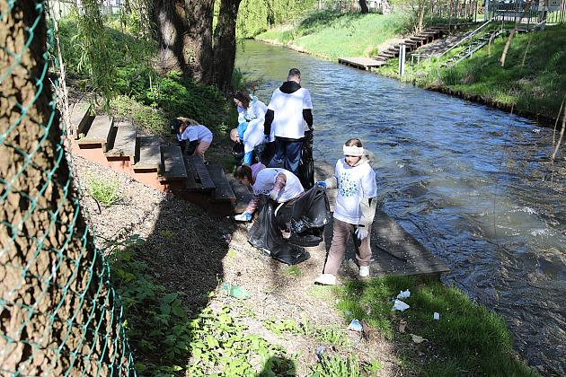 Mieszkańcy ruszyli nad Łebę – wspólne sprzątanie w ramach „Operacji Czysta Rzeka”