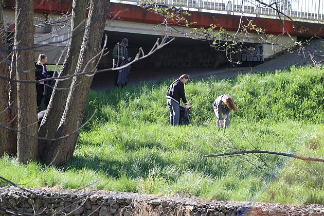 Mieszkańcy ruszyli nad Łebę – wspólne sprzątanie w ramach „Operacji Czysta Rzeka”