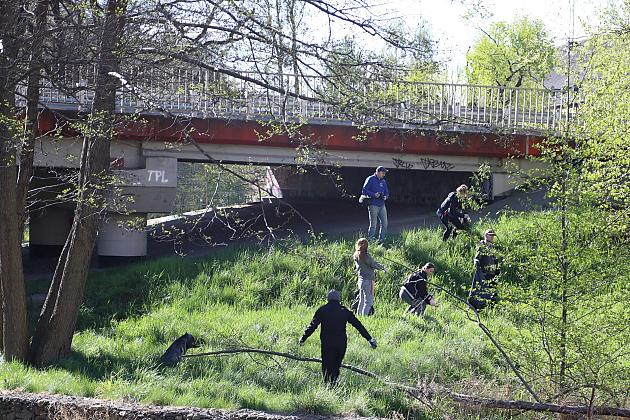 Mieszkańcy ruszyli nad Łebę – wspólne sprzątanie w ramach „Operacji Czysta Rzeka”