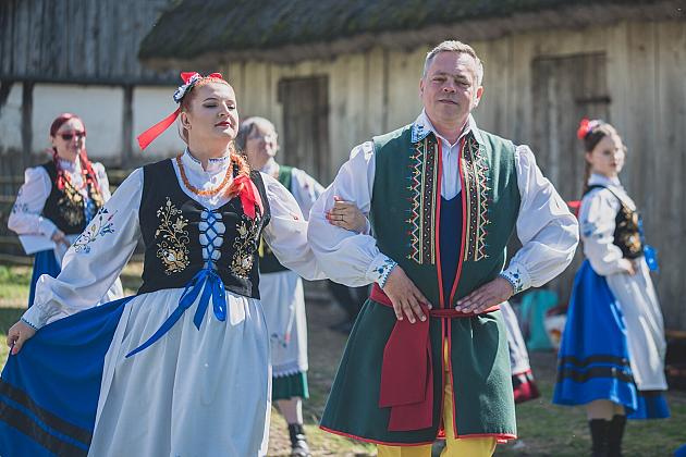 Kaszubski zespół z Lęborka wystąpił na „Czarnym Weselu” w Klukach