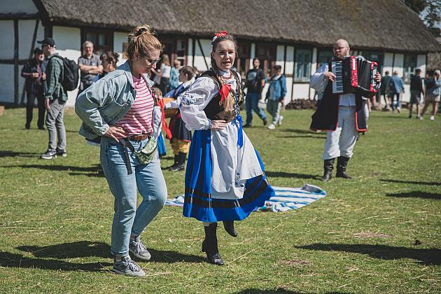 Kaszubski zespół z Lęborka wystąpił na „Czarnym Weselu” w Klukach