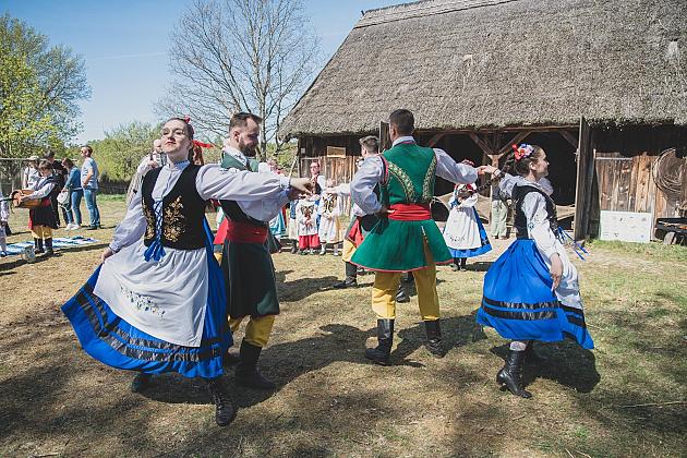 Kaszubski zespół z Lęborka wystąpił na „Czarnym Weselu” w Klukach