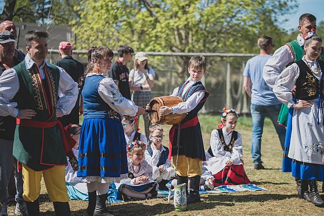 Kaszubski zespół z Lęborka wystąpił na „Czarnym Weselu” w Klukach