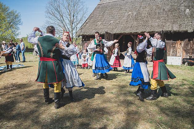 Kaszubski zespół z Lęborka wystąpił na „Czarnym Weselu” w Klukach