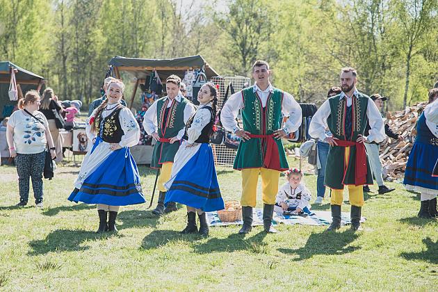 Kaszubski zespół z Lęborka wystąpił na „Czarnym Weselu” w Klukach