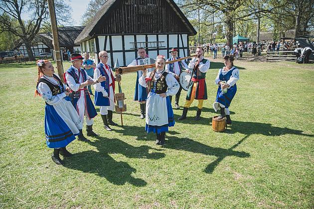 Kaszubski zespół z Lęborka wystąpił na „Czarnym Weselu” w Klukach