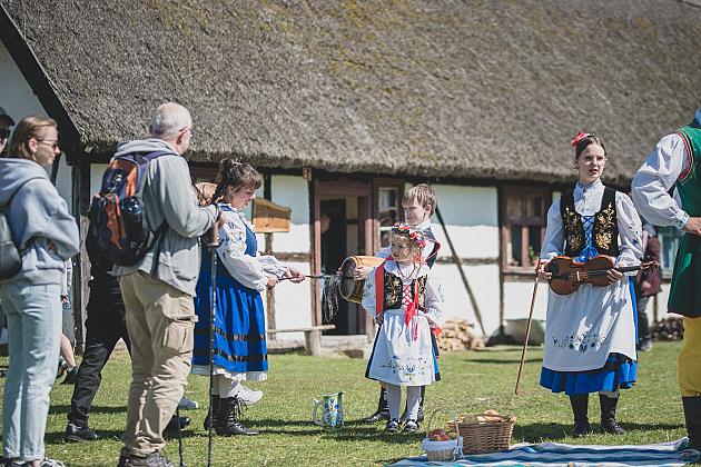 Kaszubski zespół z Lęborka wystąpił na „Czarnym Weselu” w Klukach