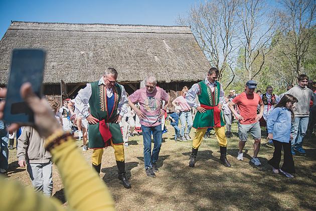Kaszubski zespół z Lęborka wystąpił na „Czarnym Weselu” w Klukach