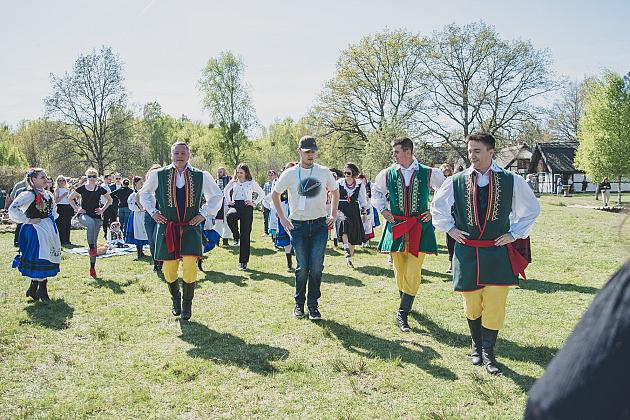 Kaszubski zespół z Lęborka wystąpił na „Czarnym Weselu” w Klukach