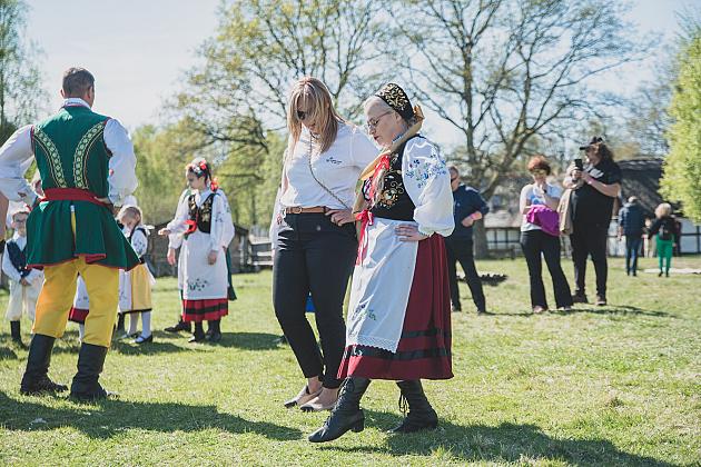 Kaszubski zespół z Lęborka wystąpił na „Czarnym Weselu” w Klukach