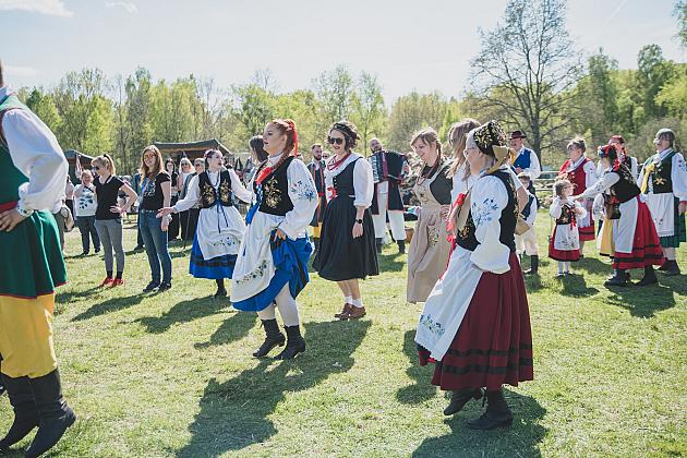 Kaszubski zespół z Lęborka wystąpił na „Czarnym Weselu” w Klukach