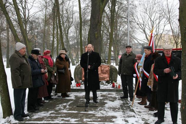 Znicze i kwiaty dla Sybiraków, którzy nie powrócili ze zsyłki