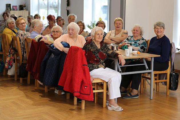 Radośnie i z sercem – Dzień Matki na spotkaniu Ligi Kobiet Polskich