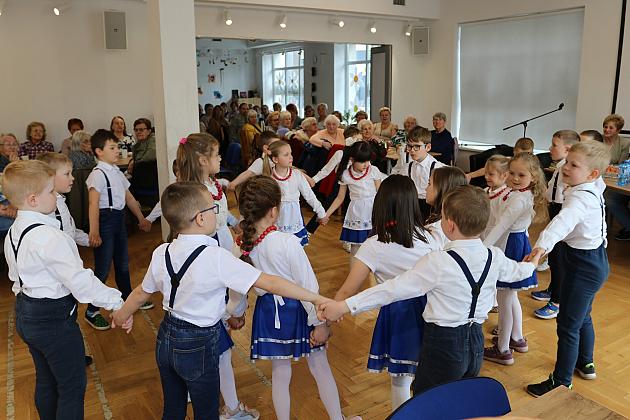 Radośnie i z sercem – Dzień Matki na spotkaniu Ligi Kobiet Polskich