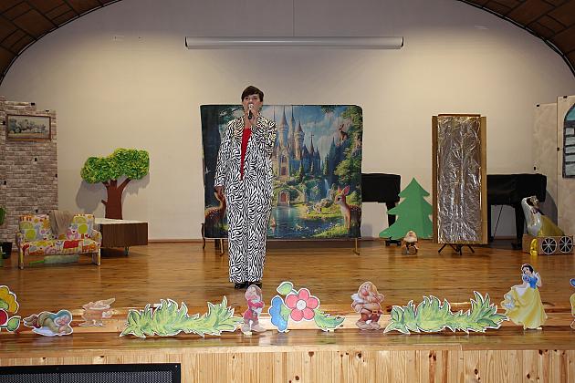 Magiczny Dzień Dziecka w Przedszkolu Nr 2. Rodzice na scenie jako bajkowi bohaterowie! 