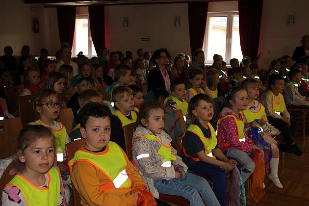 Magiczny Dzień Dziecka w Przedszkolu Nr 2. Rodzice na scenie jako bajkowi bohaterowie! 