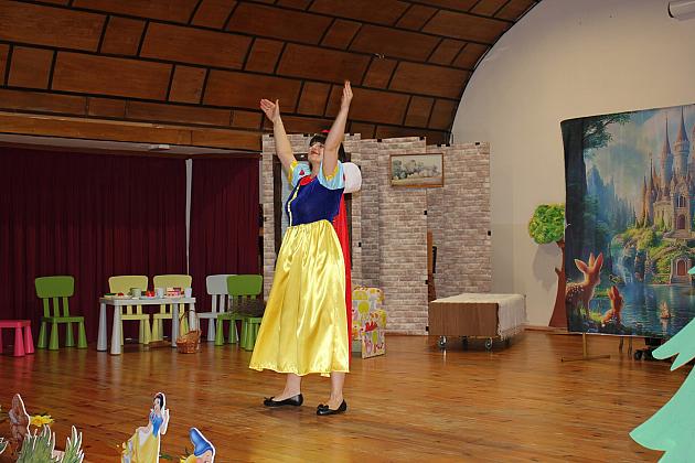 Magiczny Dzień Dziecka w Przedszkolu Nr 2. Rodzice na scenie jako bajkowi bohaterowie! 